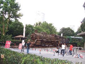 Stary parowóz przed budynkiem Muzeum Sztuki w Szanghaju