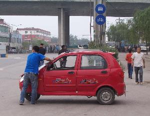 Chiny - samochód na placu