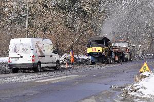 Toruń - łatanie dziurawej drogi po zimie