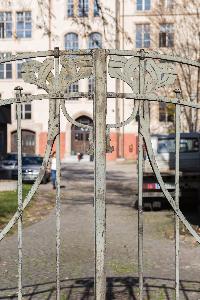 Wrocław - ogrodzenie Wydziału Architektury oraz Katedry Metrologii Elektronicznej i Fotonicznej Wydziału Elektroniki Politechniki Wrocławskiej (E-1)