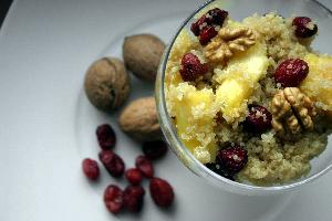 Quinoa z ananasem i żurawiną