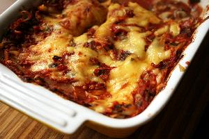 Lasagne z pieczarkami i soczewicą w sosie pomidorowym