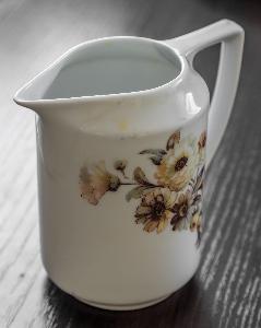 Zastawa stołowa - porcelanowy dzbanuszek