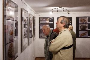 Wernisaż wystawy fotograficznej "Gary i fajanse czyli zbiory w muzeach prywatnych oraz izbach pamięci"