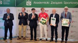 Srebrna medalistka z Tokio, Katarzyna Zillmann oraz przedstawiciele urzędników i AZS Toruń, z listami gratulacyjnymi 