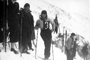 Helena Marusarzówna podczas Międzynarodowych Zawodów Narciarskich o Mistrzostwo Polski w Zakopanem. Hala Kondratowa, luty 1935 r.