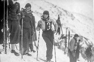 Helena Marusarzówna podczas Międzynarodowych Zawodów Narciarskich o Mistrzostwo Polski w Zakopanem. Hala Kondratowa, luty 1935 r.