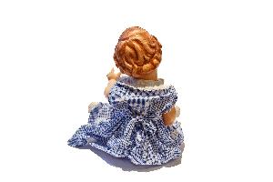 Lalka w sukience w pepitkę